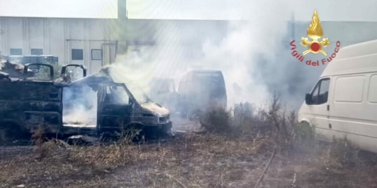 Incendio di vegetazione lungo la SP2 tra le campagne di Uta e Macchiareddu