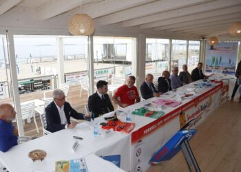 Dal 22 al 28 maggio il Golfo di Oristano ospita il campionato mondiale Masters di Kitefoil e il campionato europeo giovanile formula Kite