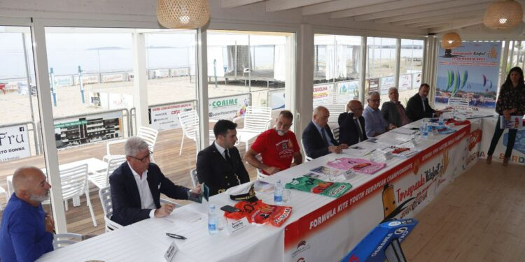 Dal 22 al 28 maggio il Golfo di Oristano ospita il campionato mondiale Masters di Kitefoil e il campionato europeo giovanile formula Kite