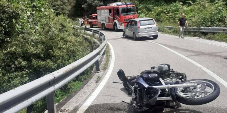 Gadoni: scontro tra un’auto e una moto, una persona finisce in ospedale