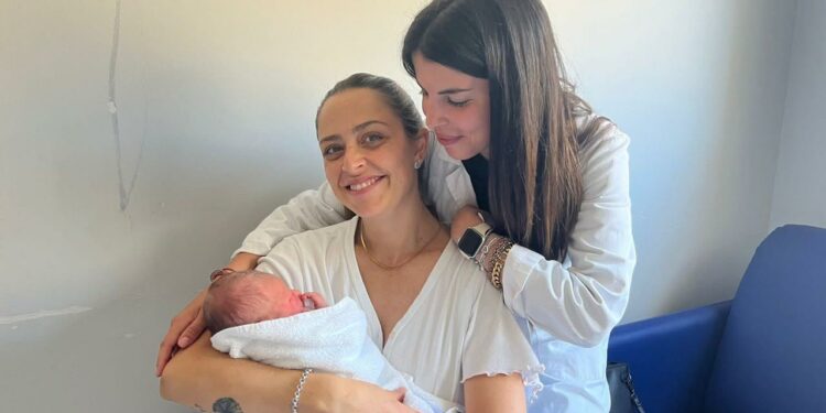 Corsa verso il Policlinico, Francesco nasce nei parcheggi del Blocco Q. Provvidenziale l’intervento dell’ostetrica Agnese Piras e di tutta l’equipe delle Emergenze ostetrico-ginecologiche