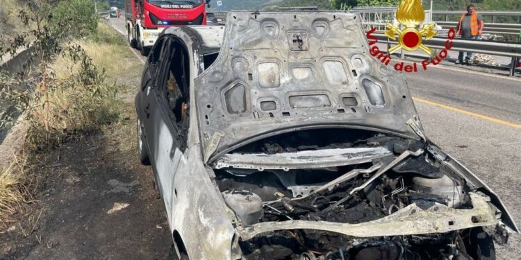 Nuoro: a fuoco un’auto all’altezza delle gallerie di Prato Sardo, sul posto i vigili del fuoco