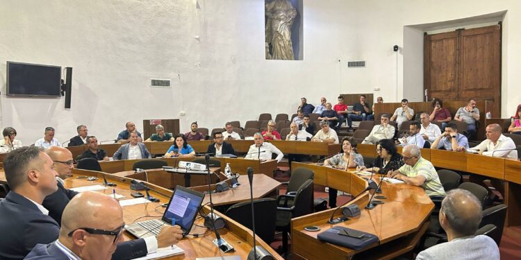 Aumento della tariffa per lo smaltimento della frazione del secco dei rifiuti solidi urbani, cresce la preoccupazione dei sindaci dell’Oristanese