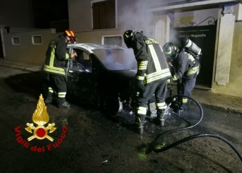 Olbia: a fuoco un’auto in via Boito, sul posto i vigili del fuoco