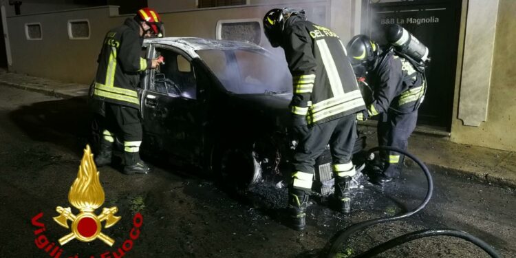 Olbia: a fuoco un’auto in via Boito, sul posto i vigili del fuoco