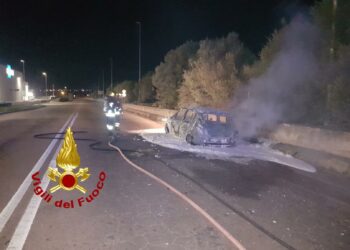 Olbia: a fuoco un’auto nei pressi della rotatoria di via Cuba