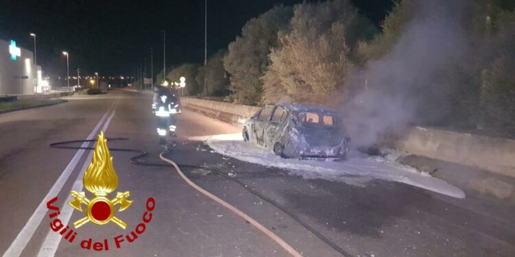 Olbia: a fuoco un’auto nei pressi della rotatoria di via Cuba