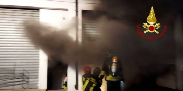 A Lanusei, si è sviluppato un incendio in un locale adibito a ricovero mezzi