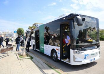 Alghero prima città in Sardegna con autobus elettrici: nuovo botta e risposta tra Comune e Centrosinistra