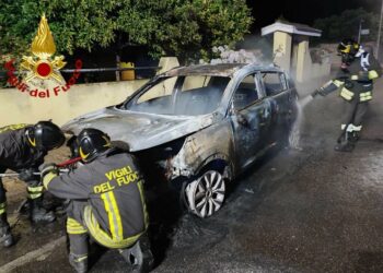 Suni: a fuoco un’auto, sul posto i vigili del fuoco