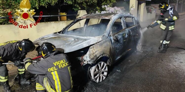 Suni: a fuoco un’auto, sul posto i vigili del fuoco