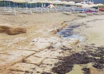 Muravera: un antico lastricato in pietra emerge nei pressi dello scoglio di Peppino