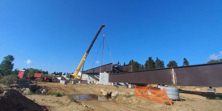 Capoterra: completato il varo delle travi del ponte sul rio San Girolamo