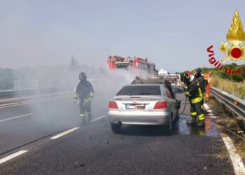 A fuoco un’auto sulla 131, sul posto i vigili del fuoco