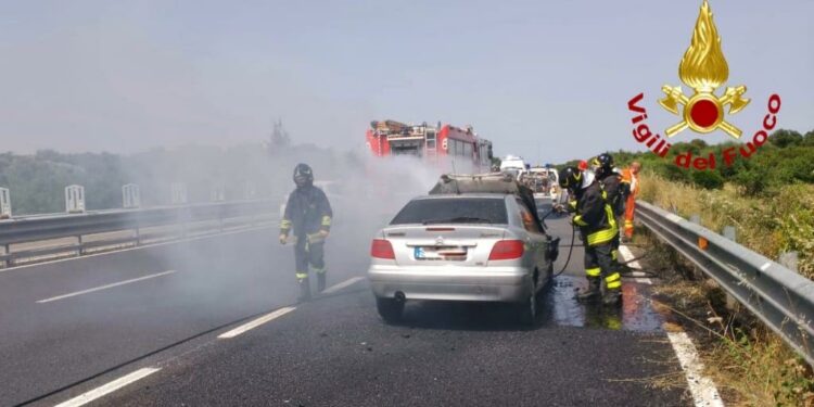 A fuoco un’auto sulla 131, sul posto i vigili del fuoco