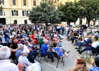 Ieri sera in piazza Galilei, a Cagliari, si è tenuta un’affollata assemblea pubblica sui temi della sanità