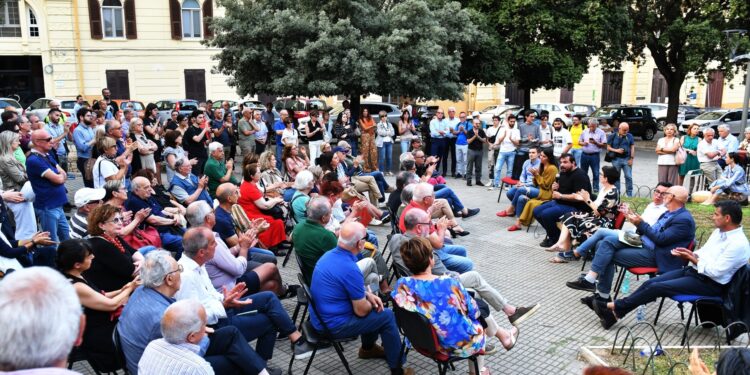 Ieri sera in piazza Galilei, a Cagliari, si è tenuta un’affollata assemblea pubblica sui temi della sanità