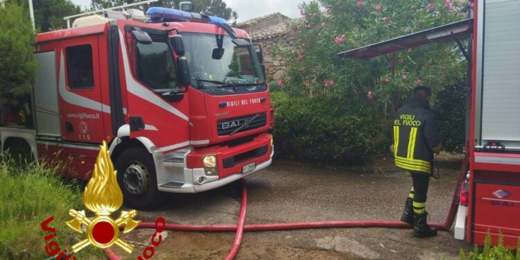 Porto Rotondo: un incendio si sviluppa in un complesso con quattro appartamenti, sul posto i vigili del fuoco