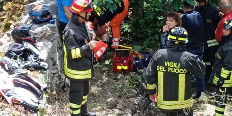 Un motociclista di nazioinalità tedesca è finito fuori strada sulla SS 129, finendo su un albero sette metri sotto la sede stradale che ne ha attutito l’impatto