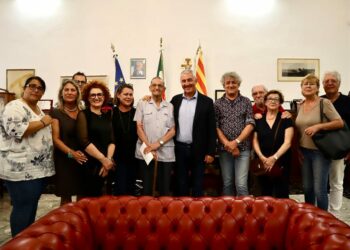 L’amministrazione comunale ha omaggiato oggi, a Porta Terra, il signor Gordon Jenkin, turista che da 60 anni trascorre le sue vacanze ad Alghero