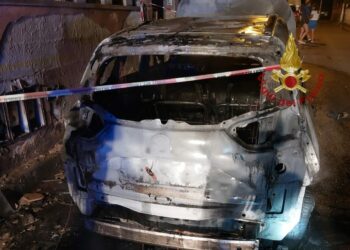 Incendio di un’auto nella notte a Sestu, i vigili del fuoco spengono le fiamme e mettono in sicurezza l’area