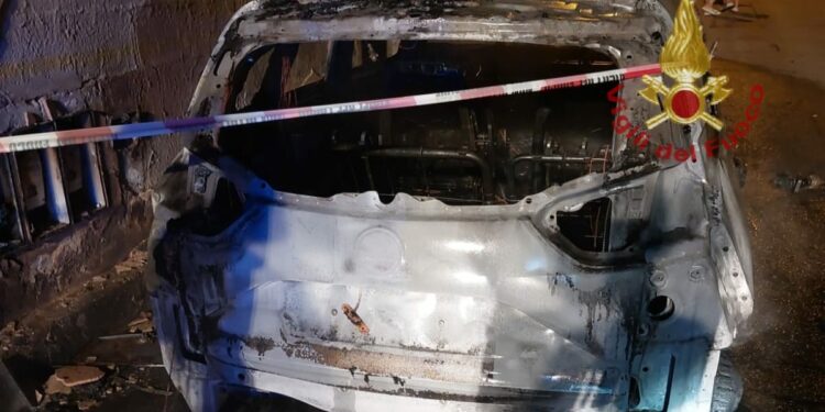 Incendio di un’auto nella notte a Sestu, i vigili del fuoco spengono le fiamme e mettono in sicurezza l’area