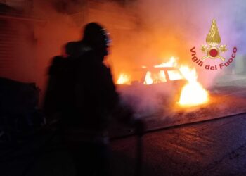 Incendio di due auto in sosta in via Redipuglia, a Cagliari, i vigili del fuoco hanno evitato la propagazione delle fiamme ad altri veicoli in sosta a un’attività commerciale