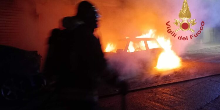 Incendio di due auto in sosta in via Redipuglia, a Cagliari, i vigili del fuoco hanno evitato la propagazione delle fiamme ad altri veicoli in sosta a un’attività commerciale