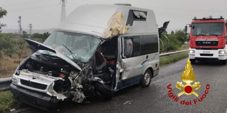 Incidente stradale tra un mezzo pesante e un camper sulla SS 554