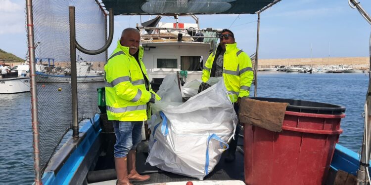 Con FLAGS i pescatori liberano dai rifiuti i mari dell’isola