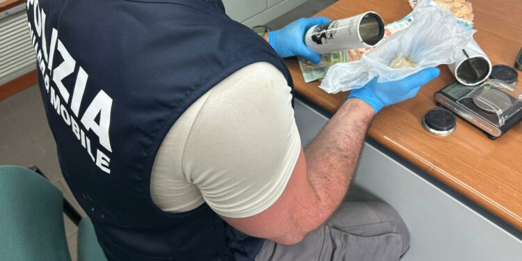 La Polizia di Stato ha arrestato in flagranza di reato un 32enne per detenzione ai fini di spaccio di sostanza stupefacente