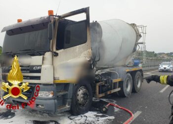 Sassari: a fuoco una betoniera sulla strada camionale 131, intervengono i vigili del fuoco