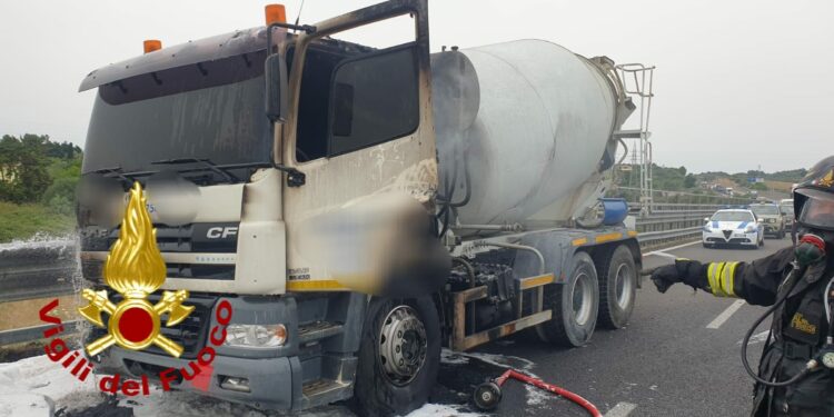 Sassari: a fuoco una betoniera sulla strada camionale 131, intervengono i vigili del fuoco