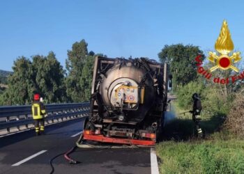 Sedilo: a fuoco un camion sulla 131 Dcn, sul posto i vigili del fuoco