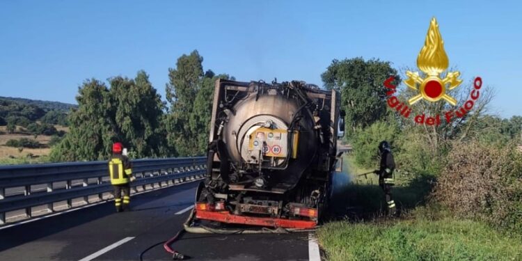 Sedilo: a fuoco un camion sulla 131 Dcn, sul posto i vigili del fuoco