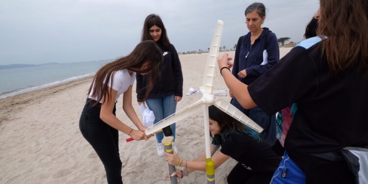 La tecnologia dell’eolico marino galleggiante spiegata ai bambini Renantis e Blue Float Energy portano in Sardegna il progetto OffshoreWind4Kids