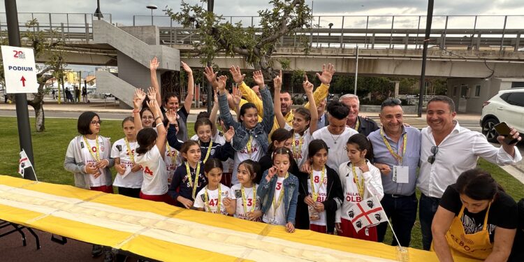 Dai prodotti di eccellenza della Sardegna, creata la seada da guinness da 50,4 metri