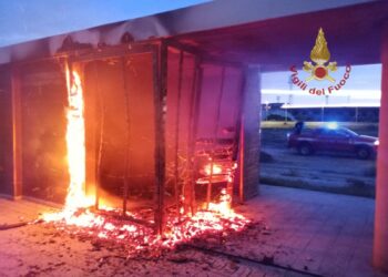Un incendio si è sviluppato in un casotto alle prime luci dell’alba di oggi sotto una pensilina dei servizi pubblici in un’area nel quartiere di Sant’Elia a Cagliari