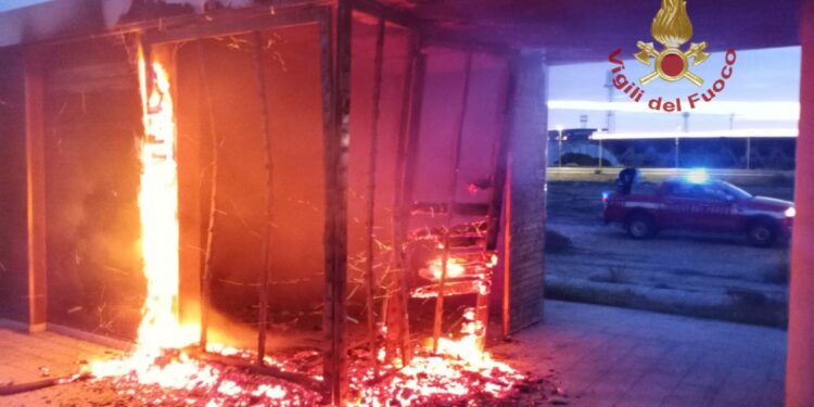 Un incendio si è sviluppato in un casotto alle prime luci dell’alba di oggi sotto una pensilina dei servizi pubblici in un’area nel quartiere di Sant’Elia a Cagliari