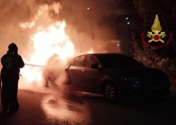 I vigili del fuoco sono intervenuti per l’incendio di un’auto nel quartiere di Su Planu, a Selargius