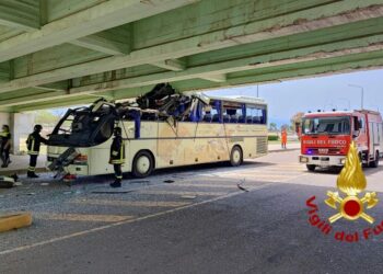Incidente stradale in via Amerigo Vespucci, a Cagliari. Sul posto i vigili del fuoco