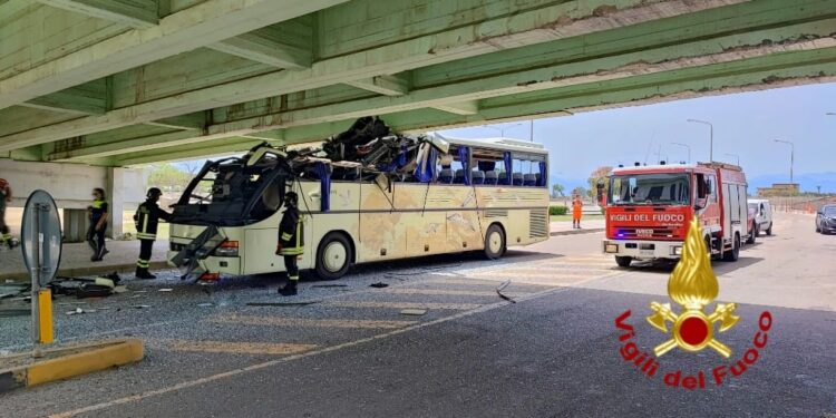 Incidente stradale in via Amerigo Vespucci, a Cagliari. Sul posto i vigili del fuoco