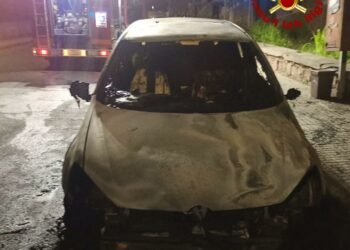 Nuoro: a fuoco un’auto in via della Libertà, intervengono i vigili del fuoco e i carabinieri