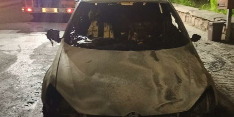 Nuoro: a fuoco un’auto in via della Libertà, intervengono i vigili del fuoco e i carabinieri