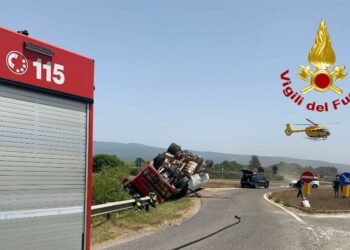 Terralba, incidente stradale nella circonvallazione, sul posto i vigili del fuoco