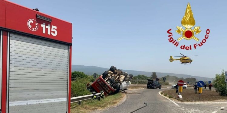 Terralba, incidente stradale nella circonvallazione, sul posto i vigili del fuoco