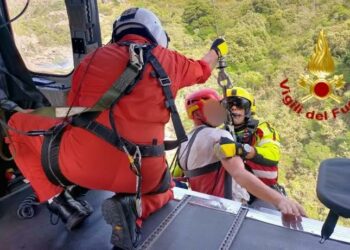 Si perde nelle montagne di Monti, intervengono i vigili del fuoco