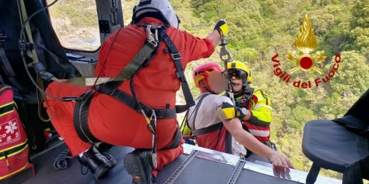 Si perde nelle montagne di Monti, intervengono i vigili del fuoco