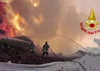 Santa Giusta: a fuoco un canneto, sul posto i vigili del fuoco