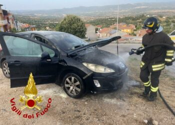 Bultei: a fuoco un’auto, intervengono i vigili del fuoco